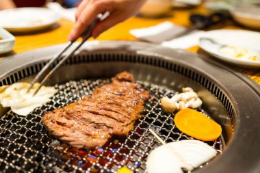 Restoranda Japon tarzı bbq 