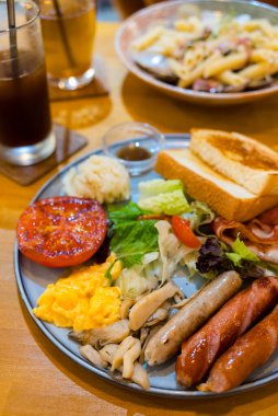 Kahve dükkanında bütün gün kahvaltı