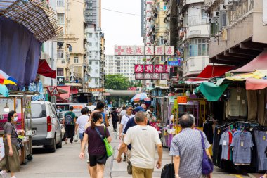 Hong Kong - 23 Haziran 2023: Sham Shui Po bölgesi ve sokak pazarında satıcı tezgahı