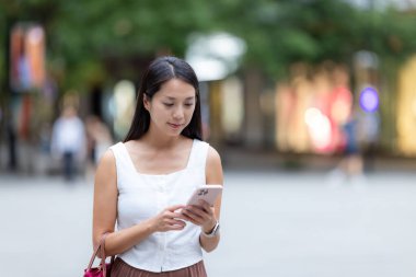 Kadınlar şehirde akıllı telefon kullanır.