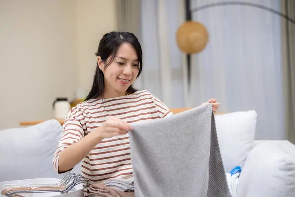 Vouw Met Haar Deken Doek Handdoek Thuis Wasserij — Stockfoto