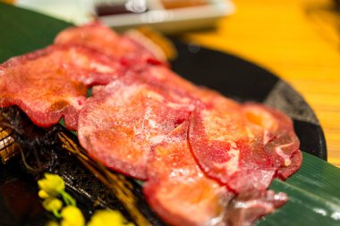 Japon Yakiniku ve restoranda taze et dilimi.