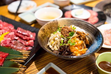 Pirinç kasesinde fasulye filizi olan Kore kimchi 'si.