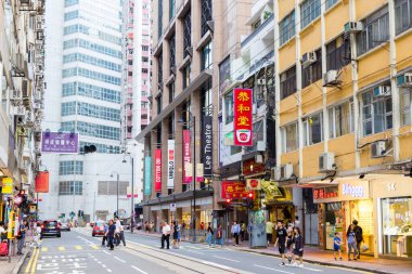 Hong Kong - 20 Haziran 2023: Causeway Bay bölgesindeki Hong Kong sokağı 
