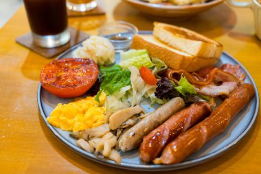 Kahve dükkanında bütün gün kahvaltı