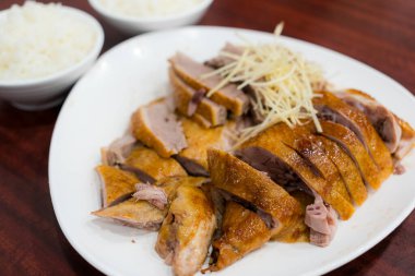 Restoranda tabakta kaz eti dilimi