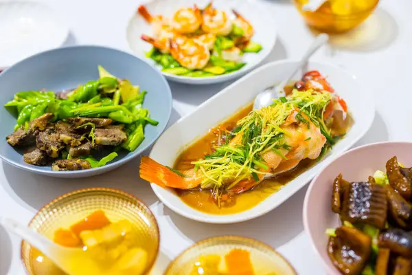 中国家庭晚餐和亚洲菜一起吃 免版税图库图片