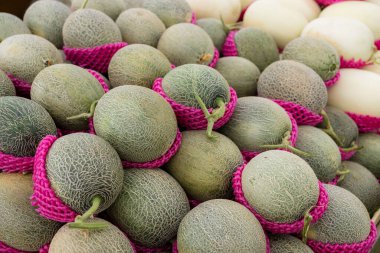 Marketteki meyve dükkanında karpuz satılıyor.