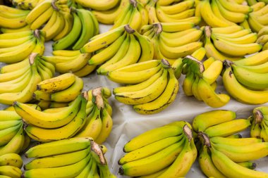 Muz pazardaki meyve dükkanında satılıyor.