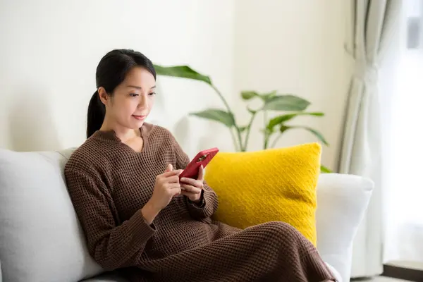 Vrouw Gebruikt Mobiele Telefoon Thuis Stockfoto