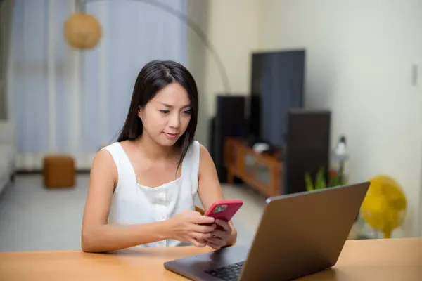 Женщина Использует Мобильный Телефон Ноутбуком Дома Лицензионные Стоковые Изображения