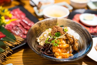 Pirinç kasesinde fasulye filizi olan Kore kimchi 'si.