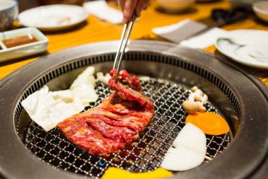 Restoranda Japon tarzı bbq 