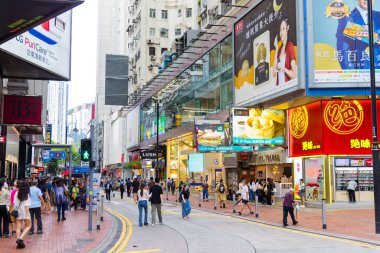 Hong Kong - 20 Haziran 2023: Causeway Bay bölgesindeki Hong Kong sokağı 