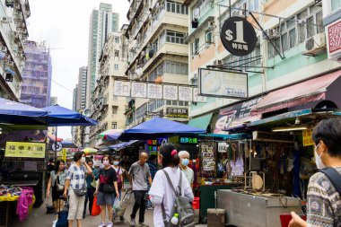 Hong Kong - 23 Haziran 2023: Sham Shui Po bölgesi ve sokak pazarında satıcı tezgahı