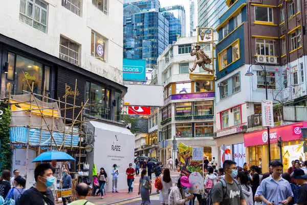 Hong Kong - 20 Haziran 2023: Causeway Bay bölgesindeki Hong Kong sokağı 
