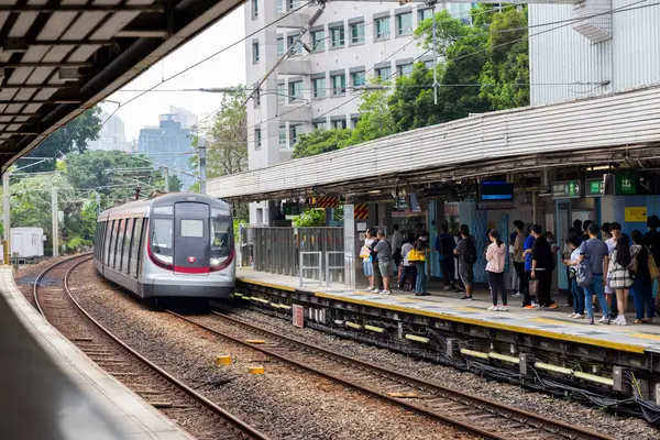 Hong Kong - 08 Nisan 2024: Hong Kong 'da tren platformu