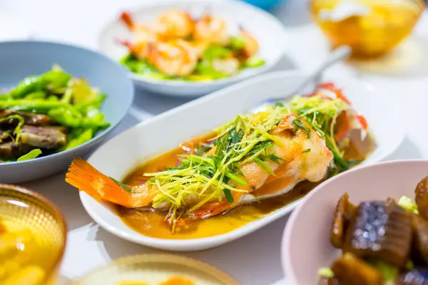 中国家庭晚餐和亚洲菜一起吃 图库图片