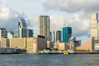 Hong Kong - 21 Haziran 2023: Tsim Sha Tsui tarafında Hong Kong Victoria limanı