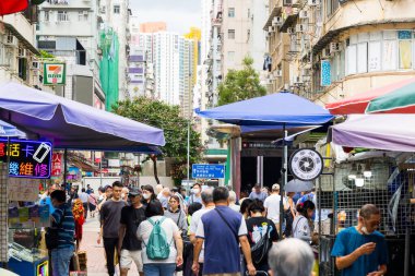 Hong Kong - 23 Haziran 2023: Sham Shui Po bölgesi ve sokak pazarında satıcı tezgahı