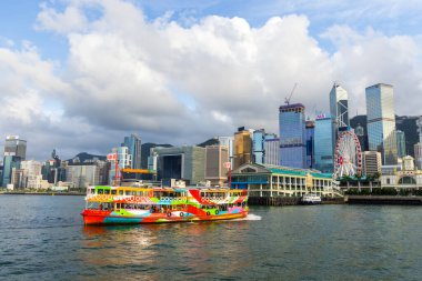 Hong Kong - 21 Haziran 2023: Hong Kong feribotu Victoria Limanı 'ndan geçiyor