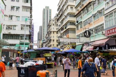 Hong Kong - 23 Haziran 2023: Sham Shui Po bölgesi ve sokak pazarında satıcı tezgahı