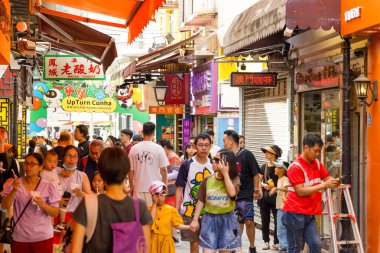 Macau - 29 Haziran 2023: Taipa 'daki hediyelik eşya caddesinde kalabalık
