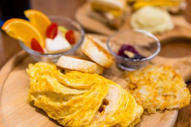 Kızarmış yumurta ve patates püresi.