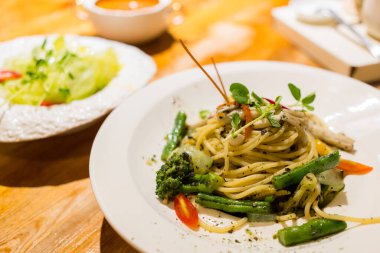Restoranda farklı sebzelerle makarna.