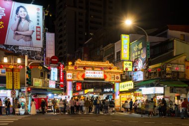 Tayvan - 14 Aralık 2023: Taipei 'deki Raohe Caddesi sokak pazarı