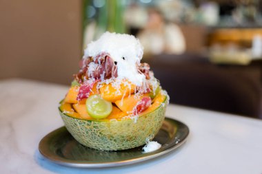 Jambonlu ve peynirli kavun.