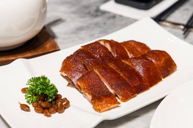 Çin lokantasında kızarmış domuz eti.