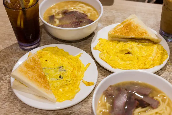 Schweinebraten Mit Nudelsuppe Und Toast Restaurant Hongkong Stil Stockbild