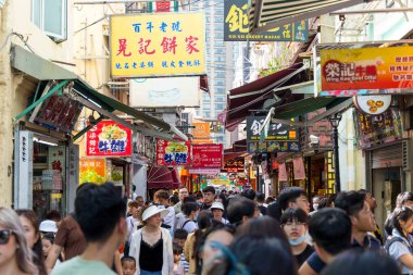 Macau - 29 Haziran 2023: Taipa 'daki hediyelik eşya caddesinde kalabalık