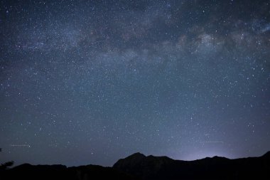 Tayvan 'ın Qingjing çiftliğinde güzel yıldızlı gece gökyüzü