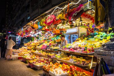 Hong Kong - 05 Nisan 2024: Hong Kong 'un Mongkok bölgesindeki Fayuen Caddesi' ndeki meyve dükkanı