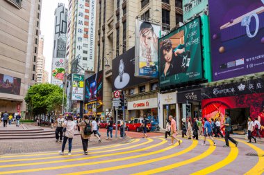 Hong Kong - 08 Nisan 2024: Causeway Bay bölgesindeki Hong Kong sokağı
