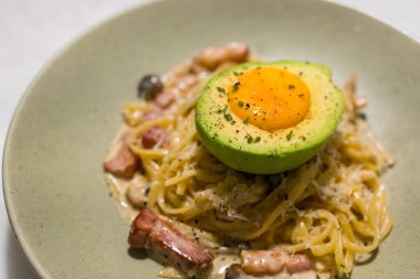 Carbonara soslu spagetti.