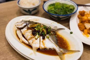 Hong Kong mutfağında soya soslu haşlanmış balık.