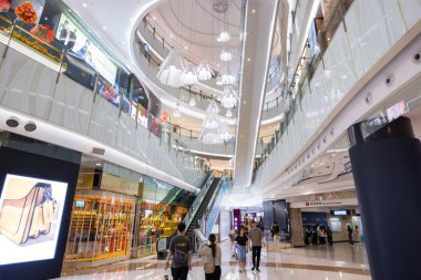 Hong Kong - 05 Nisan 2024: Mongkok 'taki alışveriş merkezinin içi