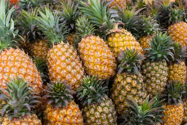 Marketteki meyve dükkanında ananas satışı.