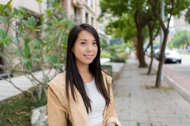 Asyalı kadın kameraya gülümsüyor