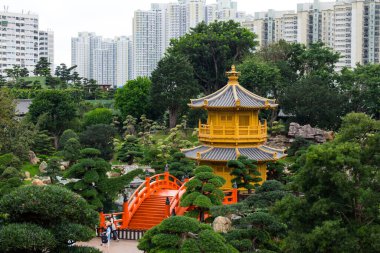  Hong Kong - 30 Mart 2024: Hong Kong 'daki Chi Lin Nunnery' de Altın Çadır