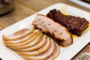 Kanton mutfağında ızgara domuz eti ve kızarmış domuz eti.