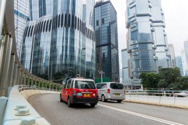 Hong Kong - 08 Nisan 2024: Hong Kong şehir merkezinde şehir trafiği