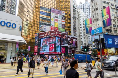 Hong Kong - 08 Nisan 2024: Causeway Bay bölgesindeki Hong Kong sokağı