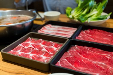 Restoranda biftek ve domuz eti var. 