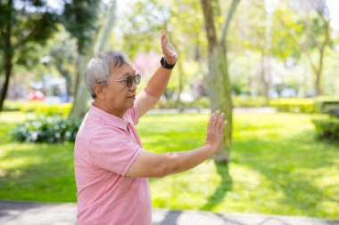 Parkta kıdemli bir adam var.