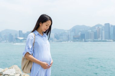 Hong Kong geçmişi olan Asyalı hamile bir kadın.