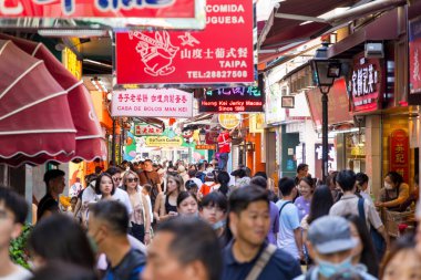 Macau - 29 Haziran 2023: Taipa 'daki hediyelik eşya caddesinde kalabalık